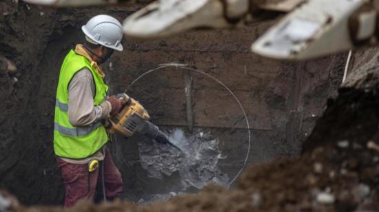 Un trabajador del Municipio de Lago Agrio durante la ampliación de una vía, el 15 de diciembre de 2020.