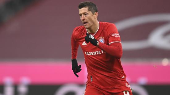 El atacante polaco del Bayern Munich, Robert Lewandowski, durante un partido ante Wolfsburg, en Alemania, el 16 de diciembre de 2020.