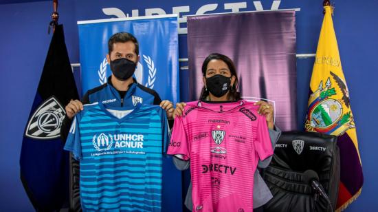 Fotografía cedida por Acnur, que muestra al gerente del Independiente del Valle, Andrés Larriva (i), junto a la representante adjunta de Acnur en Ecuador, Magda Medina (d), durante una rueda de prensa el jueves 17 de diciembre, en Quito.