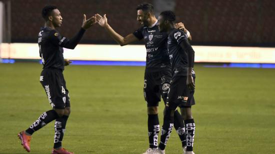 Los jugadores de Independiente del Valle celebran uno de los goles ante Orense, en Quito, el 17 de diciembre de 2020.