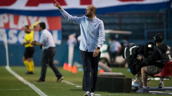 Miguel Ángel Ramírez dirigiendo un partido entre Independiente del Valle y Nacional de Uruguay, en Montevideo, el 2 de diciembre de 2020.