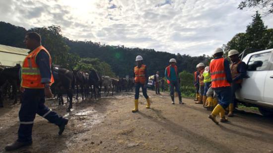 Personal minero durante sus actividades diarias en el proyecto Llurimagua, al norte de Ecuador, en 2019.