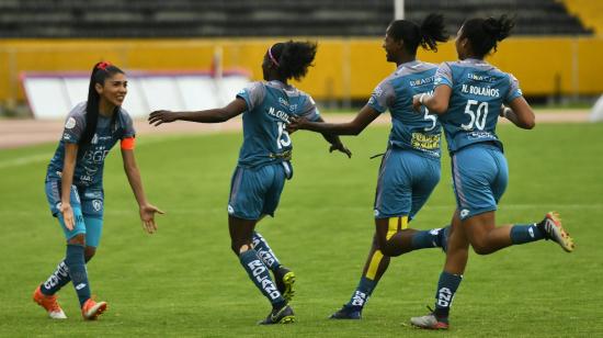 Las jugadoras de El Nacional celebran un gol convertido en la final de ida de la Superliga 2020.