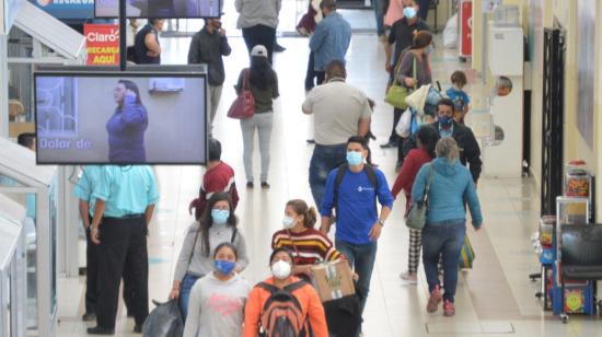 Personas caminan por los pasillos de la Terminal Terrestre de Cuenca, el 29 de octubre de 2020.