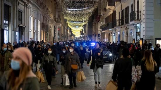 Compradores caminan por una de las calles del centro de Roma, Italia, el 20 de diciembre de 2020. 