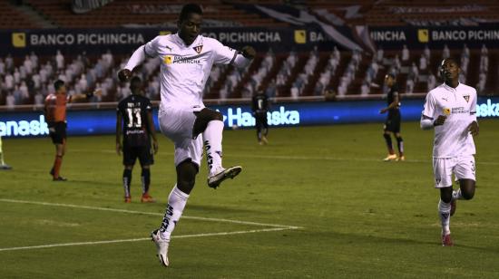 Davinson Jama, futbolista de Liga de Quito, festeja su gol ante Olmedo, en Quito, el 20 de diciembre de 2020.