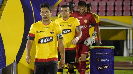 Los jugadores de Barcelona saltan a la cancha al partido contra Universidad Católica, el domingo 20 de diciembre de 2020. 