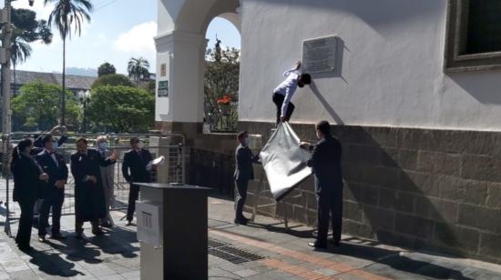 Una placa con los nombres de los sentenciados en el caso Sobornos se colocó en el Palacio de Carondelet, el 21 de diciembre de 2020.