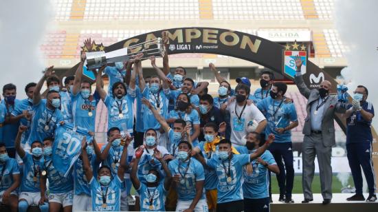 Los jugadores del Sporting Cristal celebran el campeonato de la primera división de Perú tras empatar en el partido de vuelta de la final 1-1 frente al Universitario de Deportes en el Estadio Nacional de Lima.