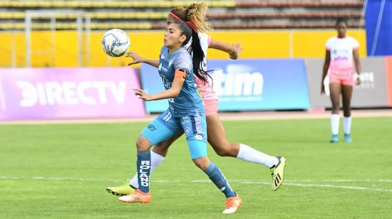 La jugadora de El Nacional, Madelin Riera, intenta llevarse el balón en la final de ida de la Superliga femenina, el miércoles 16 de diciembre de 2020.