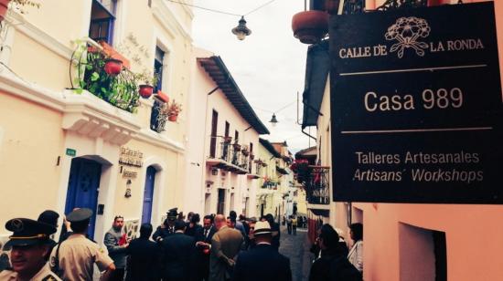 En la Casa 989 conviven artesanos de la Escuela Quiteña, una chocolatería y el espacio de Quito Eterno. Inicialmente, la ocupación de esta casa fue parte del proyecto "Manos a la Ronda", inaugurado en 2012.