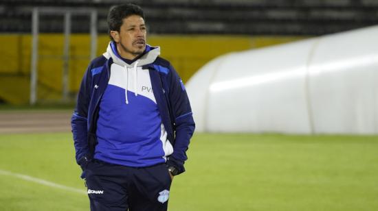 Paúl Vélez, mientras dirige un partido ante El Nacional, por LigaPro, el 17 de diciembre de 2020.