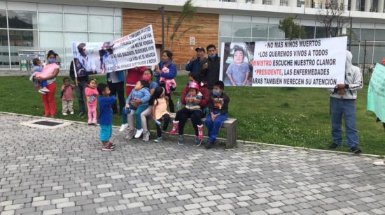 Familiares de niños con mucopolisacaridosis tipo IV realizaron un plantón en las afueras del Ministerio de Salud, en Quito, el 14 de diciembre de 2020.