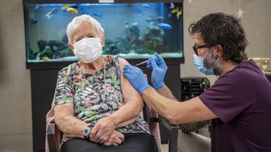 Una mujer de 90 años recibe la vacuna contra el Covid-19 en Lucerna, Suiza, el 23 de diciembre de 2020.