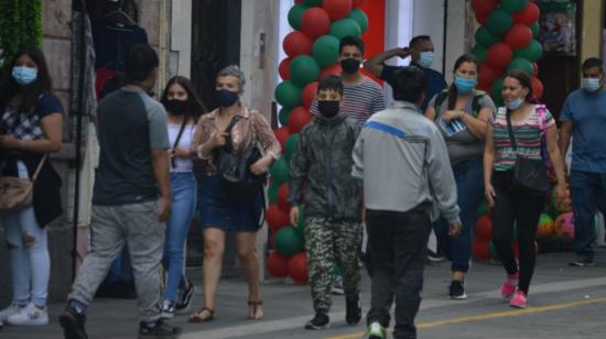 Personas caminan en las calles del Centro Histórico de Cuenca, el 23 de diciembre de 2020.