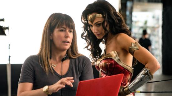 Patty Jenkins dando instrucciones a Gal Gadot, durante el rodaje de 'Wonder Woman 1984'.