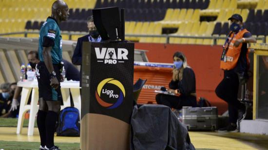El árbitro Augusto Aragón revisa una jugada en el monitor del VAR, en la final de ida de la LigaPro, el 23 de diciembre de 2020.