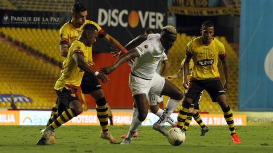 Cristian Martínez Borja domina una pelota en la final de ida de la LigaPro, entre Barcelona y Liga de Quito, el miércoles 23 de diciembre de 2020.