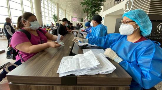 Las autoridades ecuatorianas han reforzado las medidas de bioseguridad en los aeropuertos internacionales de Quito y Guayaquil, donde se han tomado en los últimos días más de 400 pruebas de antígenos.