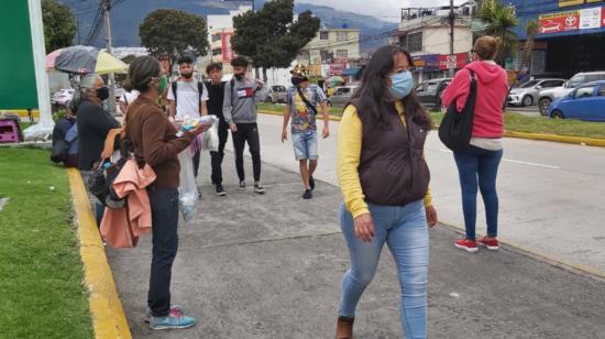 Personas caminan por el sector de El Inca, en el norte de Quito, el 23 de diciembre de 2020.