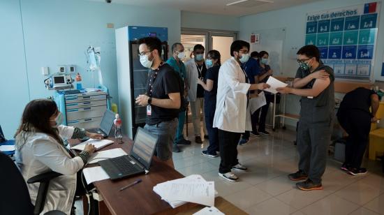 Trabajadores sanitarios reciben la vacuna contra Covid-19, en el Hospital de Urgencia Asistencia Pública en Santiago (Chile), el 24 de diciembre de 2020.