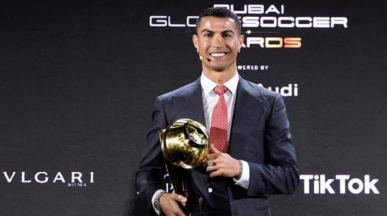 El futbolista portugués, Cristiano Ronaldo, con el trofeo al mejor jugador del siglo XXI (2001-2020) otorgado en los Globe Soccer Awards, el domingo 27 de diciembre de 2020.