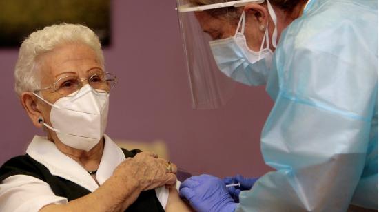 Una mujer de 96 años, residente de un geriátrico, fue la primera persona en vacunarse contra el Covid-19 en España, el 27 de diciembre de 2020.