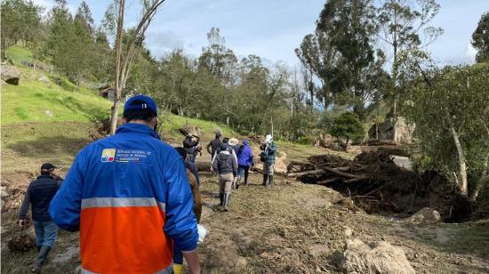 Técnicos del Servicio Nacional de Riesgos recorrieron los daños en Gualaceo, tras las fuertes lluvias, el 27 de diciembre de 2020.