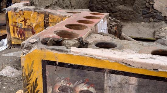 Detalle de la decoración descubierta de lo que sería un restaurante de comida rápida, en el área arqueológica de Pompeya, el 26 de diciembre de 2020. 