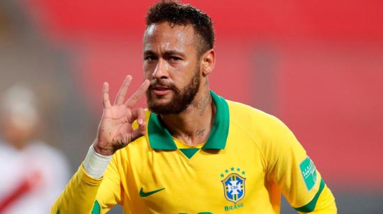 Neymar celebra un gol con Brasil, ante Perú, durante un partido de las Eliminatorias, el 13 de octubre de 2020, en el estadio Nacional de Lima.