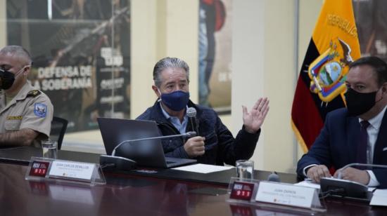 El ministro de Salud, Juan Carlos Zevallos (centro), durante una rueda de prensa del COE nacional, el 28  de diciembre de 2020.