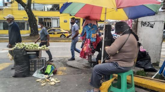 Personas caminan por el sector de El Inca, en el norte de Quito, el 23 de diciembre de 2020