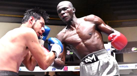 El boxeador ecuatoriano, Abel 'Authentic' Mina, durante uno de sus combates a nivel profesional.