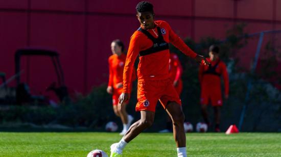 El futbolista ecuatoriano, Fidel Martínez, en su entrenamiento con los Xolos de Tijuana, el 26 de diciembre de 2020.