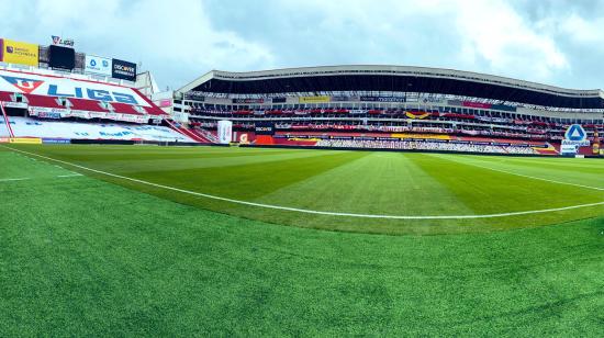 Vista del estadio Rodrigo Paz Delgado previo a la final de vuelta de la LigaPro 2020, este martes 29 de noviembre de 2020.