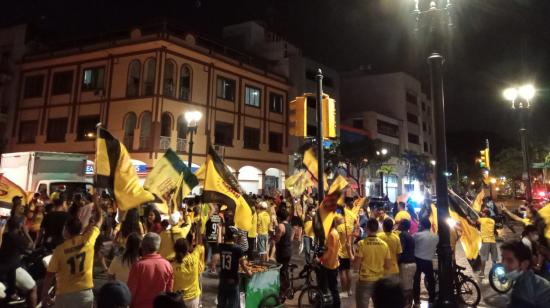 Hinchas de Barcelona celebran la estrella 16 en las calles de Guayaquil, el 29 de diciembre de 2020. 