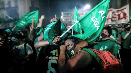 Manifestantes acampan afuera del Congreso a la espera de la votación en el Senado por el debate sobre la legalización, en Buenos Aires. 30 de diciembre de 2020.