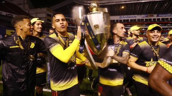 Los jugadores e Barcelona celebran la estrella 16 en el estadio Rodrigo Paz Delgado, el martes 29 de diciembre de 2020. 