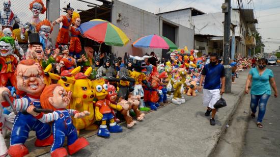 Monigotes se exhiben en la calle 6 de Marzo de Guayaquil, el 28 de diciembre de 2020.