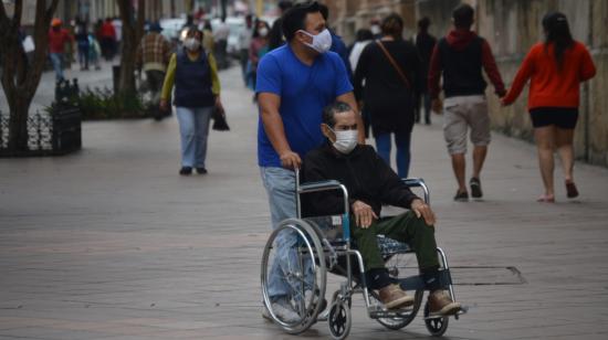 Ciudadanos circulan por el centro histórico de Cuenca, el 23 de noviembre de 2020.