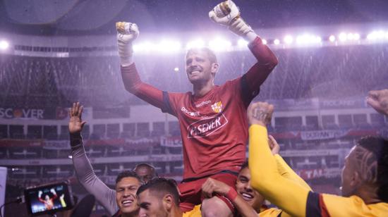 Javier Burrai levanta sus brazos, entre lágrimas, festejando la victoria de Barcelona ante Liga, en Quito, el 29 de diciembre de 2020.