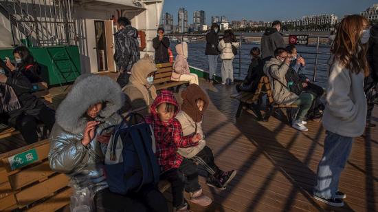 Un grupo de personas en un ferry cruzan el río Yangtsé, en Wuhan (China). 30 de diciembre de 2020.