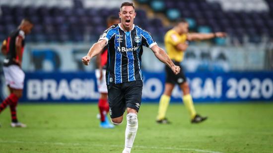 El delantero argentino, Diego Churín, festeja un gol convertido con la camiseta de Gremio.