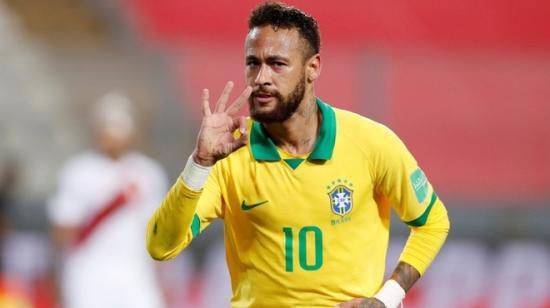 Neymar marcando un gol con Brasil ante Perú en eliminatorias, el 13 de octubre de 2020.