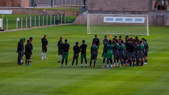 Los jugadores del Santos Laguna de México conversan junto al DT Guillermo Almada, el 26 de diciembre de 2020.