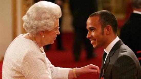 Lewis Hamilton siendo condecorado por la reina Isabel II como 'caballero' en la lista de honores de fin de año, este jueves 31 de diciembre de 2020.