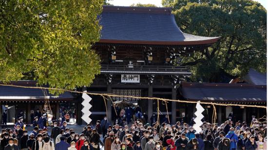 Ciudadanos en Japón visitan el santuario Meiji Shrine, por Año Nuevo, el 1 de enero de 2021. 