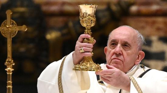 Foto de archivo del Papa Francisco oficiando una misa.