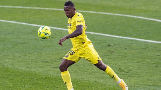 Pervis Estupiñán maneja la pelota en el partido ante Levante, en Villarreal, el sábado 2 de enero de 2021.