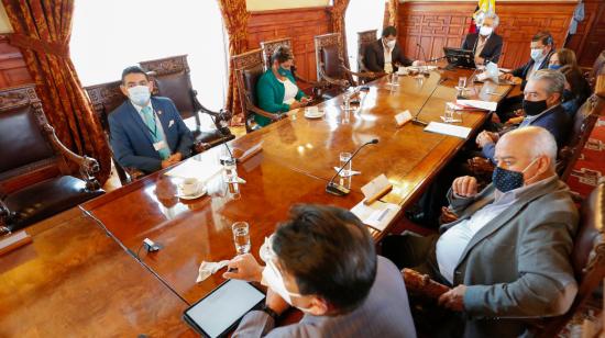 El presidente Lenín Moren, junto con  varios ministros, durante una reunión en el Palacio de Carondelet, el 3 de diciembre de 2020. 